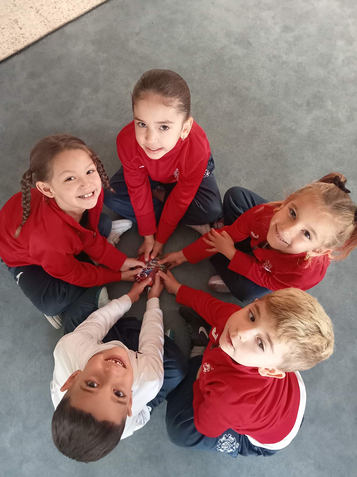 Fotografia de niños felices en grupo con producto de pilko palko