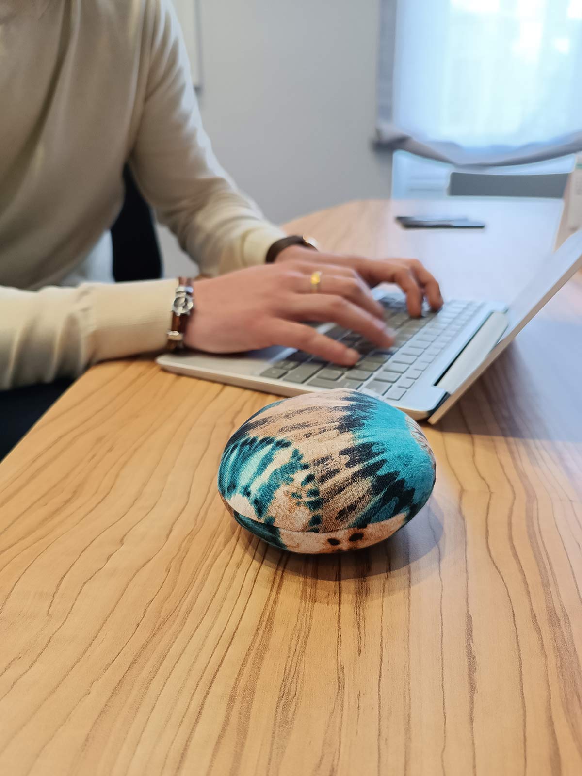 Fotografia de oficinista con los productos de pilko palko