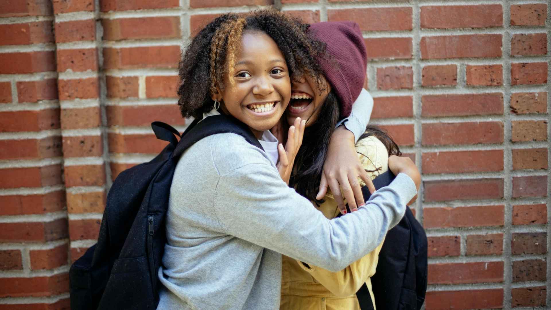 gestión emociones niños Niños expresando alegría